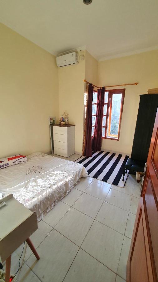 House In Bekasi Timur Villa Eksteriør bilde